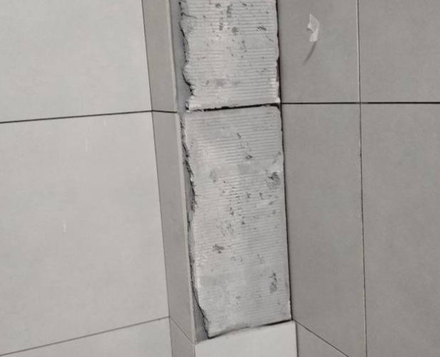 万全瓷砖空鼓维修公司分享下瓷砖施工前基层浇水润湿程度不足，可能导致以下问题