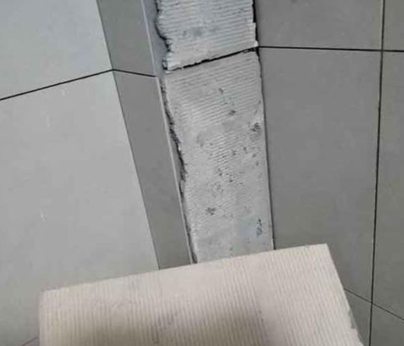 万全瓷砖空鼓维修公司分享下厨房瓷砖脱落的补救措施。